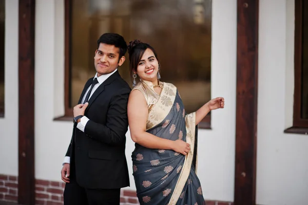 Elegante Elegante Indiana Amigos Casal Mulher Saree Homem Terno — Fotografia de Stock