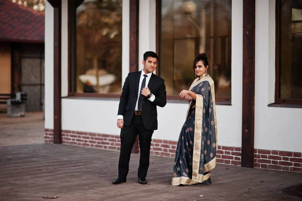 エレガントでファッショナブルなインドの友人サリーの女は スーツを着た男のカップル — ストック写真