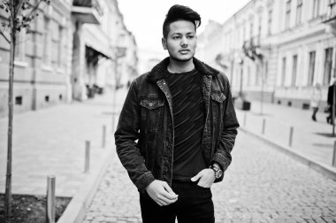 Yakışıklı ve şık Hintli siyah kot ceketli açık poz verdi.