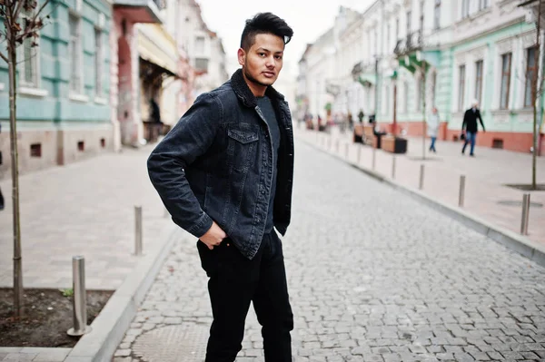 Schöner Und Modischer Indischer Mann Schwarzer Jeansjacke Posierte Freien — Stockfoto