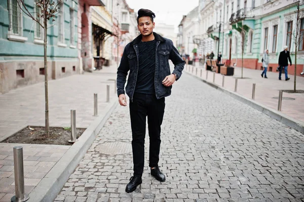 Bonito Elegante Homem Indiano Jaqueta Jeans Preto Posou Livre — Fotografia de Stock