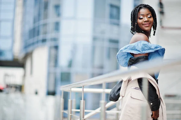 Mulher Americana Africana Atraente Com Dreads Jaqueta Posou Perto Grades — Fotografia de Stock