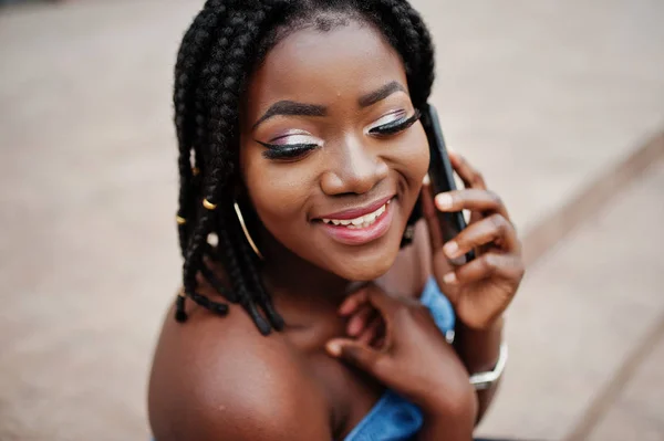 Привлекательная Африканская Американка Джинсах Сидящая Лестнице Мобильным Телефоном — стоковое фото