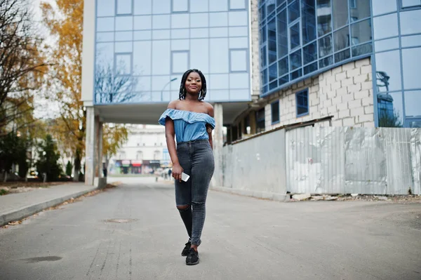 Attraktive Afrikanisch Amerikanische Frau Mit Dreadlocks Jeans Posierte Vor Modernem — Stockfoto