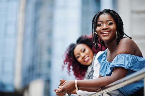 Dos Atractivas Mujeres Afroamericanas Posaron Cerca Barandillas Contra Moderno Edificio — Foto de Stock