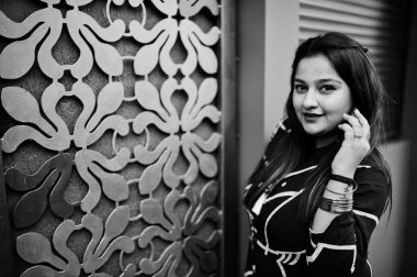 Açık ve cep telefonu, konuşan uzun şık elbiseli esmer Hintli kadın yarattığı.