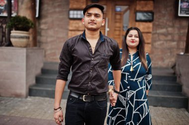 Hint Çift aşk hikayesi açık poz verdi. 