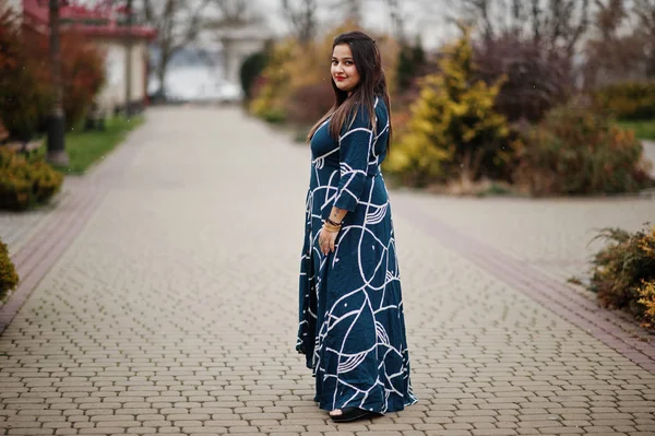 Bruneta Indické Ženy Dlouho Módní Šaty Představují Venkovní — Stock fotografie