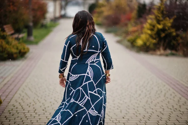 Back Brunette Indian Woman Long Fashionable Dress Posed Outdoor — Stock Photo, Image