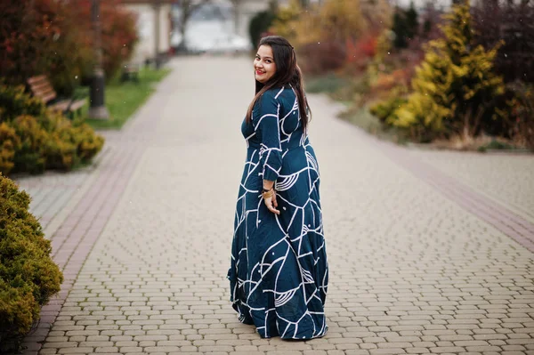 Brunette Indian Woman Long Fashionable Dress Posed Outdoor — Stock Photo, Image