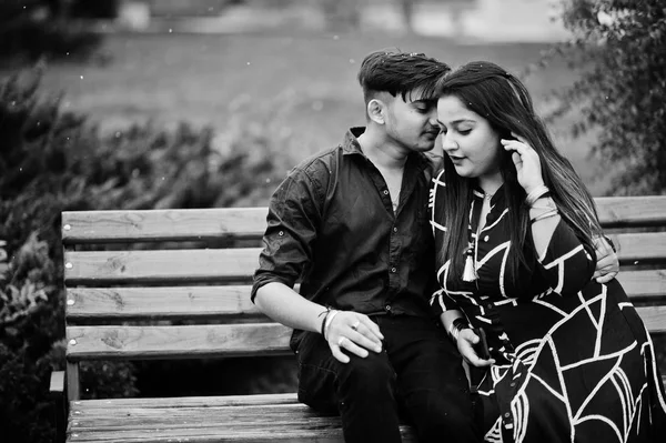 印度夫妇摆在户外 坐在长凳上一起的爱情故事 — 图库照片