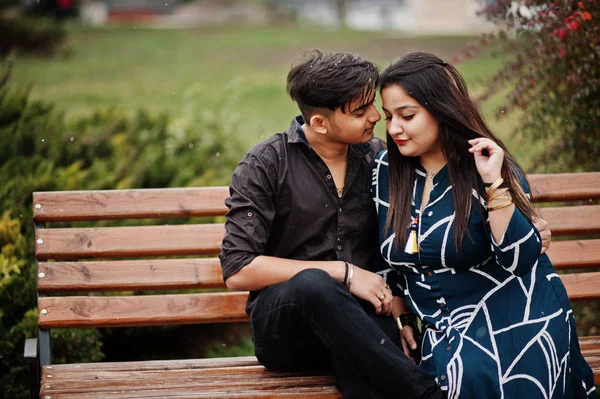 História Amor Casal Indiano Posou Livre Sentado Banco Juntos — Fotografia de Stock