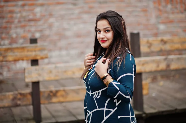 Uzun şık elbiseli esmer Hintli kadın açık poz verdi.