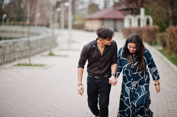 インド人夫婦の愛の物語を屋外提起 — ストック写真