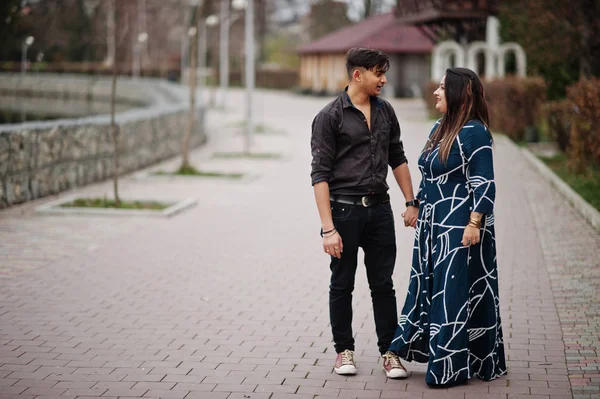 Storia Amore Coppia Indiana Posa All Aperto — Foto Stock