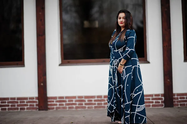 Brunetka Indian Kobieta Długie Modne Sukienki Jakie Odkryty — Zdjęcie stockowe