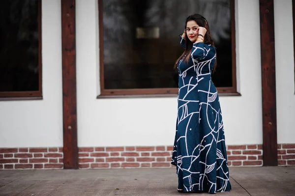 Μελαχρινή Ινδική Γυναίκα Στο Μακρύ Μοντέρνο Φόρεμα Που Θέτει Εξωτερική — Φωτογραφία Αρχείου