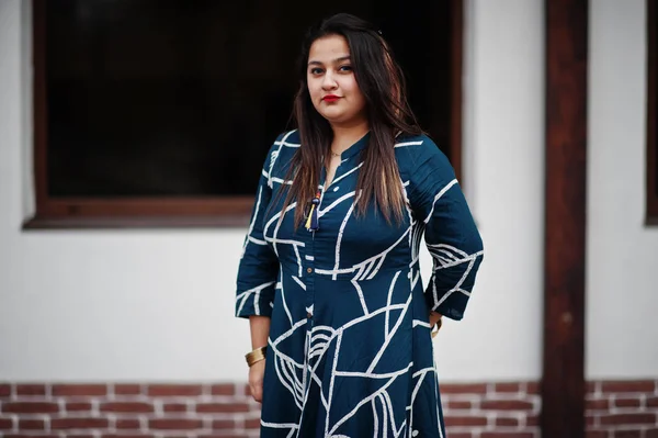 Brunette Indian Woman Long Fashionable Dress Posed Outdoor — Stock Photo, Image