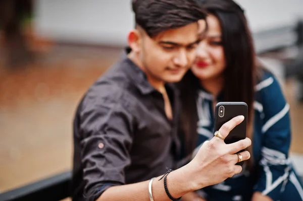 Hint Çift Birlikte Bankta Oturan Cep Telefonu Selfie Yapma Seyir — Stok fotoğraf