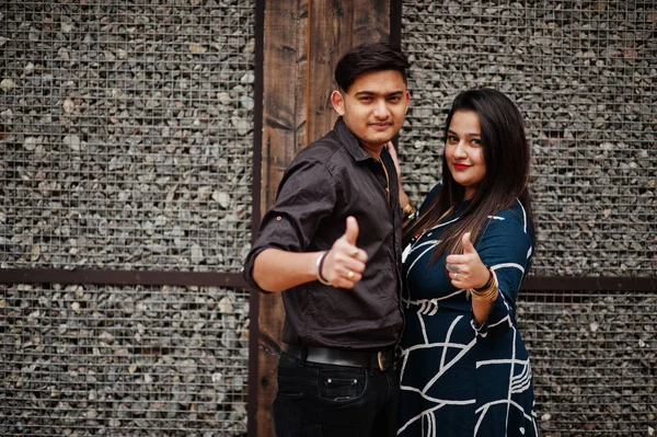 Liebesgeschichte Eines Indischen Paares Posiert Freien Zeigt Daumen Hoch — Stockfoto