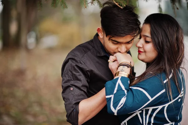 Love Story Indian Couple Posed Outdoor Man Kiss Her Hand — Stock Photo, Image