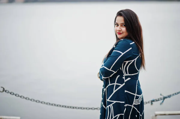 Брюнетка Індійська Жінка Давно Модне Плаття Позувала Відкритий — стокове фото