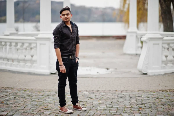 Kahverengi gömlekli Hintli adam açık poz verdi.