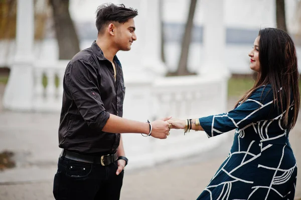 Liebesgeschichte Eines Indischen Paares Das Freien Posierte Und Die Hände — Stockfoto