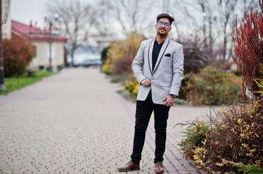 Şık Hintli adam bindi alın ve gözlük, Tarih ile poz kıyafeti giymek açık.