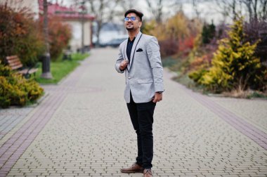 Şık Hintli adam bindi alın ve gözlük, Tarih ile poz kıyafeti giymek açık.