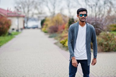 Güneş gözlüğü giyim rahat, şık Hintli adam açık poz verdi.
