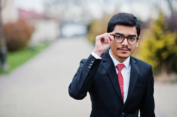 赤と黒のスーツにメガネでインドの若い男を着用ネクタイ提起屋外 — ストック写真