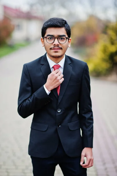 Индийский Молодой Человек Очках Носить Черном Костюме Красным Галстуком Позировали — стоковое фото
