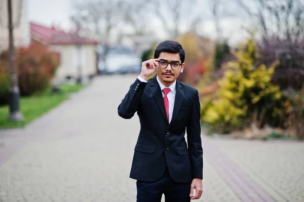 Ινδική Νεαρός Γυαλιά Φορούν Μαύρο Κοστούμι Κόκκινη Γραβάτα Που Θέτει — Φωτογραφία Αρχείου