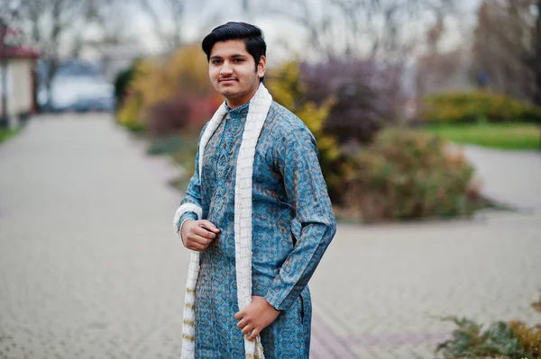Homem Indiano Desgaste Roupas Tradicionais Com Cachecol Branco Posou Livre — Fotografia de Stock