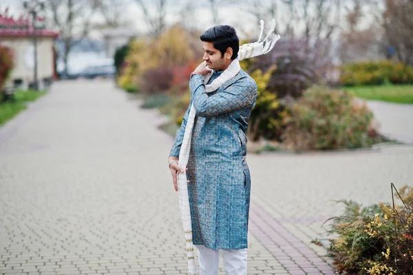 Indiase Man Slijtage Traditionele Kleding Met Witte Sjaal Stelde Buiten — Stockfoto