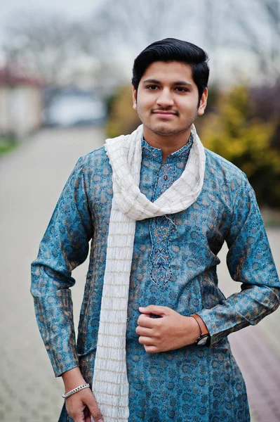 Indian Man Wear Traditional Clothes White Scarf Posed Outdoor — Stock Photo, Image