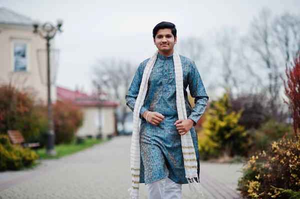 Indiase Man Slijtage Traditionele Kleding Met Witte Sjaal Stelde Buiten — Stockfoto
