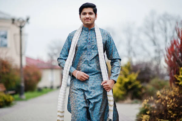 Indiase Man Slijtage Traditionele Kleding Met Witte Sjaal Stelde Buiten — Stockfoto