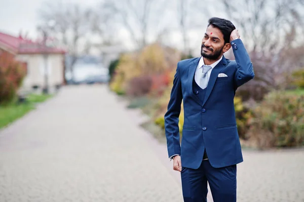 Elegante Uomo Indiano Barba Con Bindi Sulla Fronte Indossare Vestito — Foto Stock