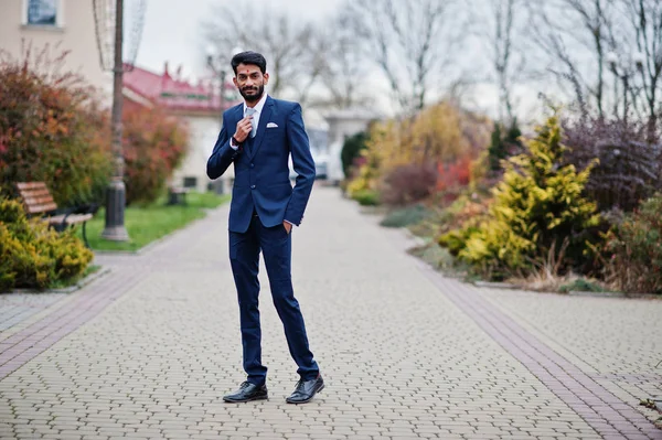 Homem Indiano Barba Elegante Com Bindi Testa Desgaste Terno Azul — Fotografia de Stock