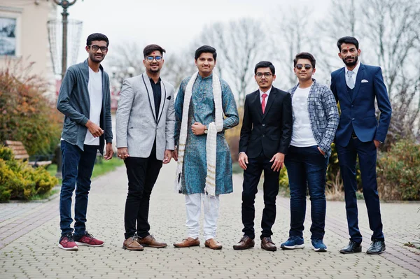 インドの伝統的なカジュアル ビジネスの摩耗でマン六つの南アジアのグループ — ストック写真