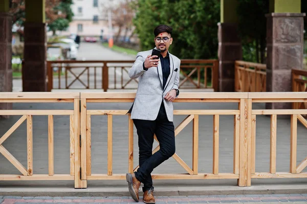 Elegante Hombre Negocios Indio Con Bindi Frente Gafas Llevar Traje —  Fotos de Stock