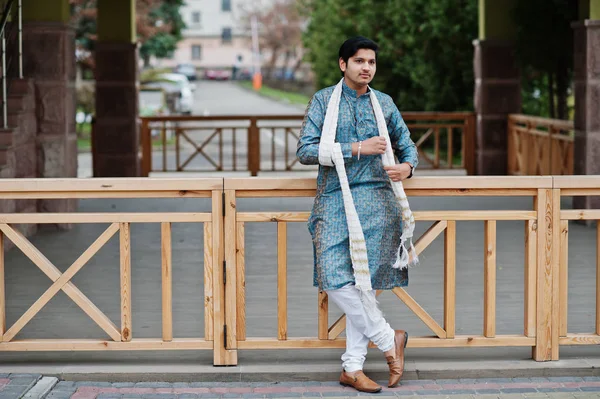 伝統的な服に白いスカーフでインド人摩耗提起屋外 — ストック写真