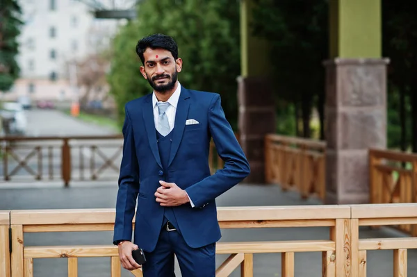 Elegante Hombre Indio Barba Con Bindi Frente Desgaste Traje Azul —  Fotos de Stock