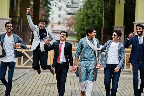六组南亚印度男人在传统 休闲和商务穿步行跳舞 一起玩得很开心 — 图库照片