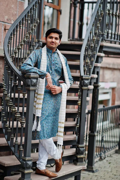 Hombre Indio Usar Ropa Tradicional Con Bufanda Blanca Posado Aire —  Fotos de Stock