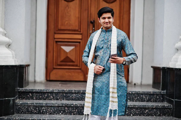 Kostým Indián Opotřebení Tradiční Oblečení Bílou Šálu Představují Venkovní Dveře — Stock fotografie