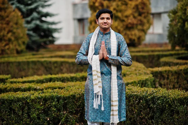Hombre Indio Usa Ropa Tradicional Con Bufanda Blanca Posada Aire —  Fotos de Stock