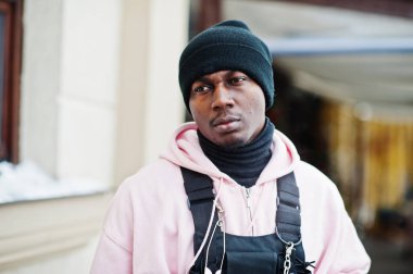 Pembe hoodie ve siyah şapka poz şık kentsel tarzı Afro-Amerikan insan kafası kadar kapatın.